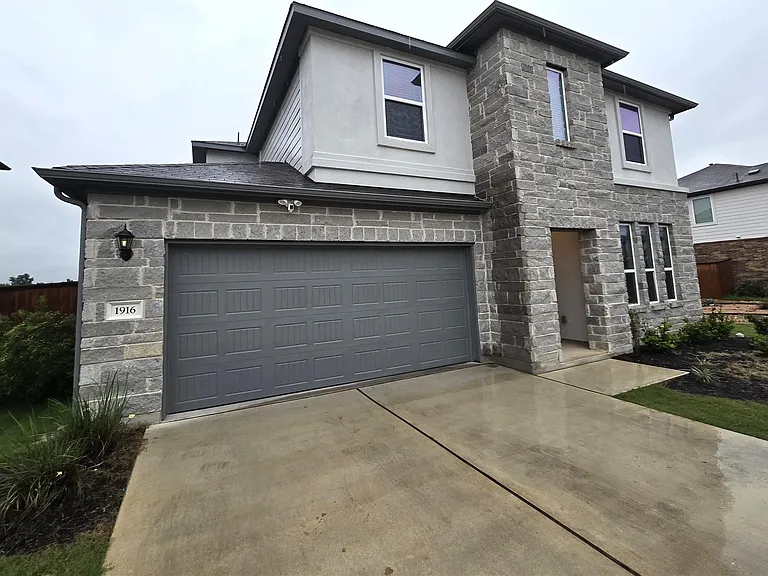 1916 Bradham Way — Photo 3