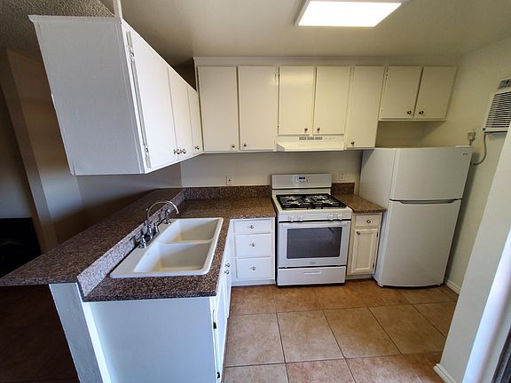 4th image of 946 N Mariposa Ave #104