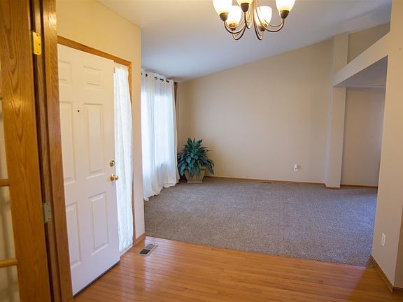 Living Room/Entry