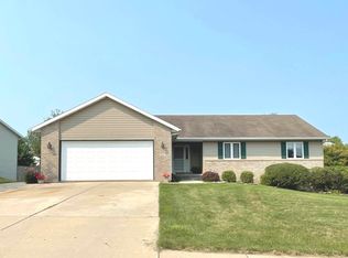1080 N Canyon Dr, Freeport, IL 61032