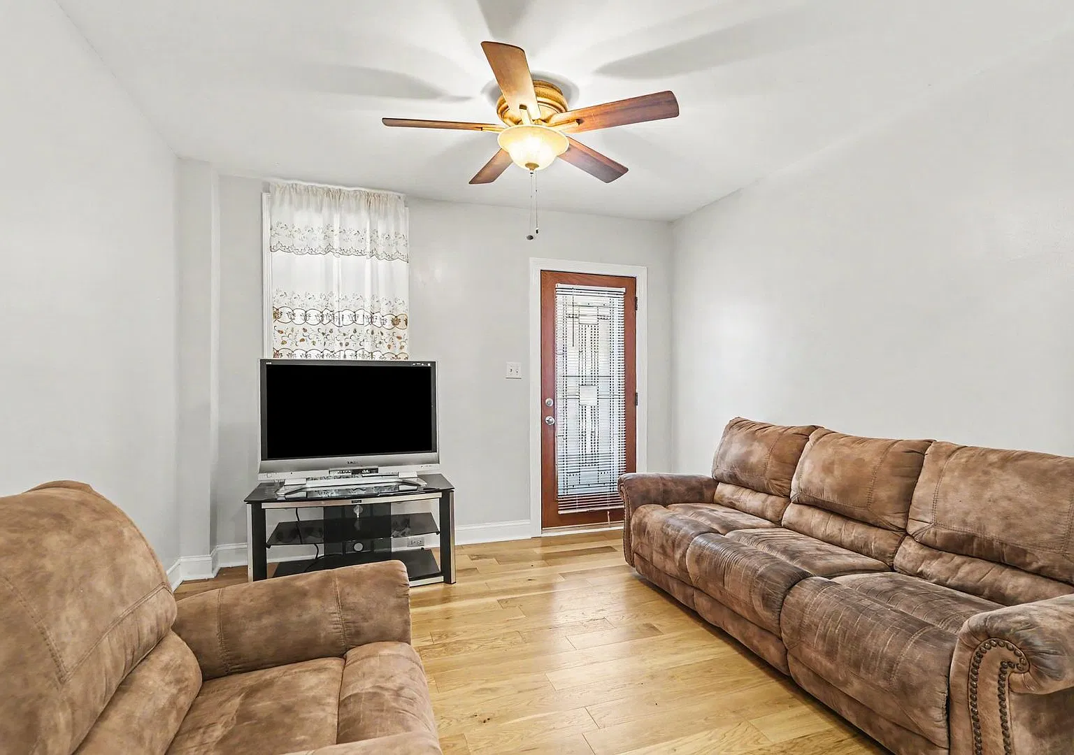 Well-Kept 3BR Rowhouse — Photo 2