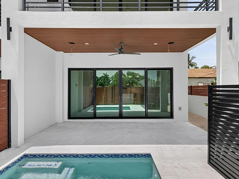 704 SW 9th St — Photo 30