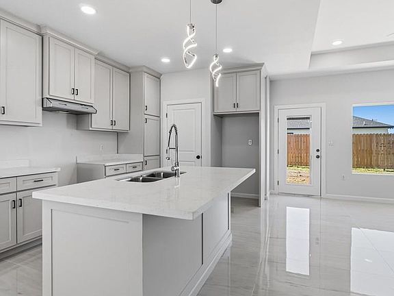 4th image of 658 Foster Ln