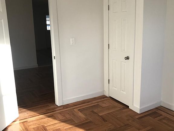 4th image of 278 Logan Ave