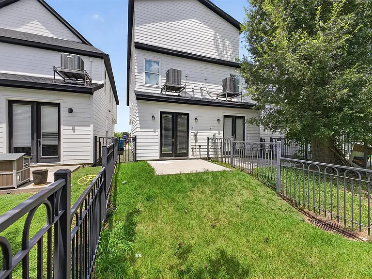 3229 Real St #B — Photo 37