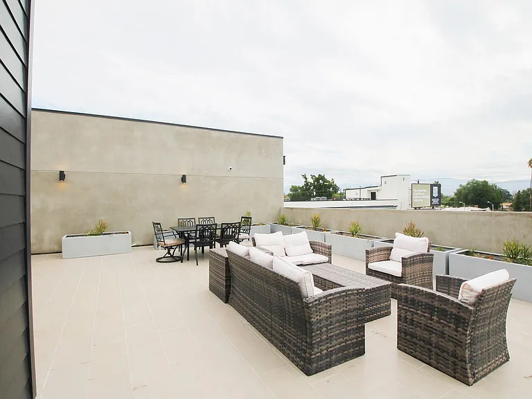 13713 Oxnard St — Photo 12