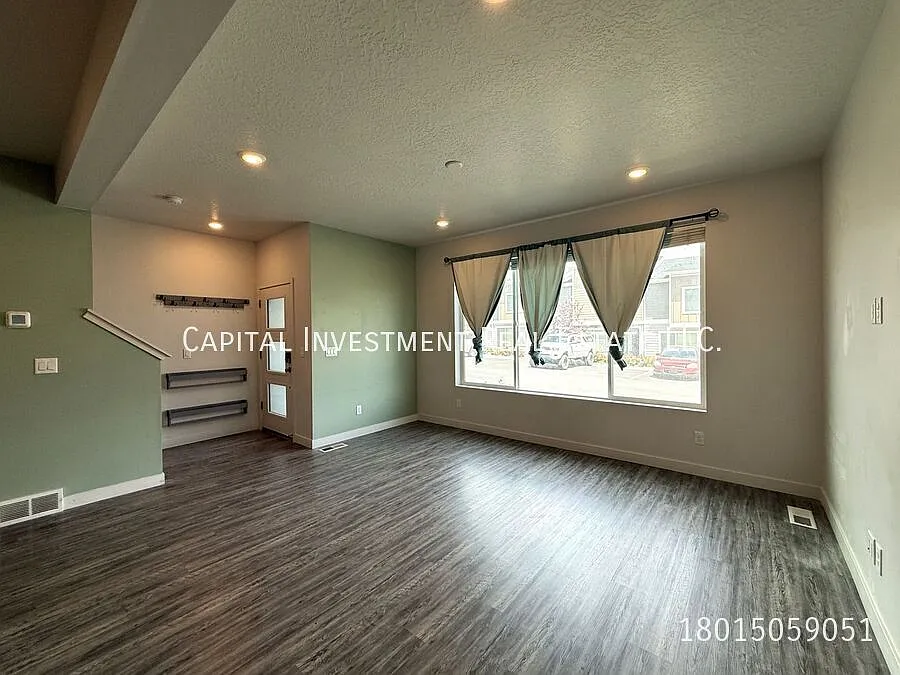 **August Rent Free Townhome Available Now In Haven Dell! — Photo 3