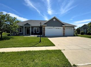 1453 Mamerow Ln W, Oconomowoc, WI 53066