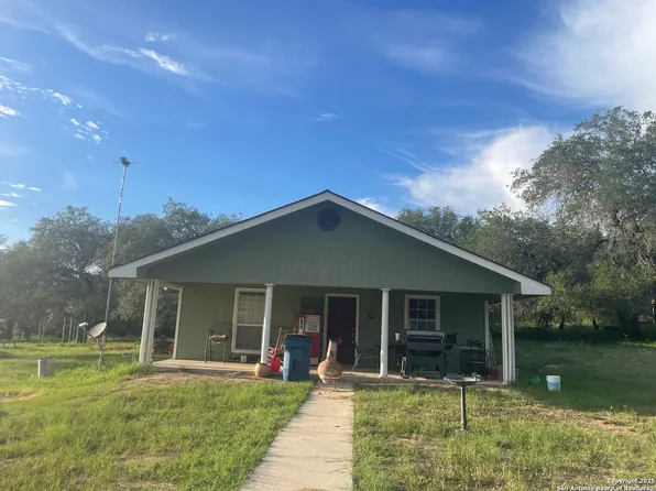 720 ingram, Devine, TX 78016