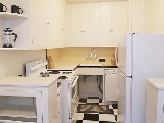 Regent kitchen with dishwasher