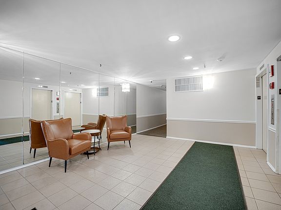 5th image of 600 Naples Ct APT 106
