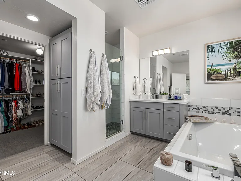 2740 E Roma Ave — Photo 26