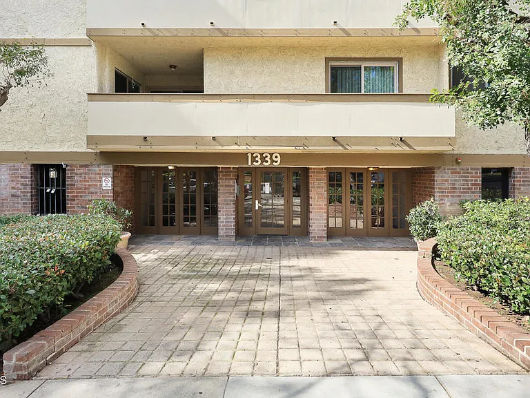 1339 N Columbus Ave #204 — Photo 3