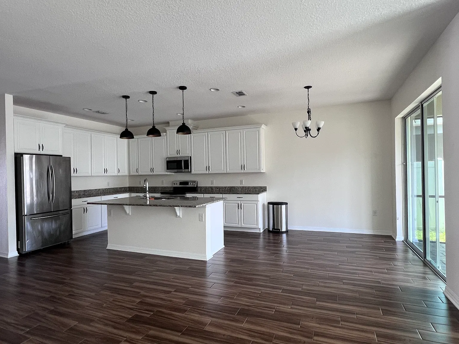 4 bed, 2195 sqft, $3,200 — Photo 2