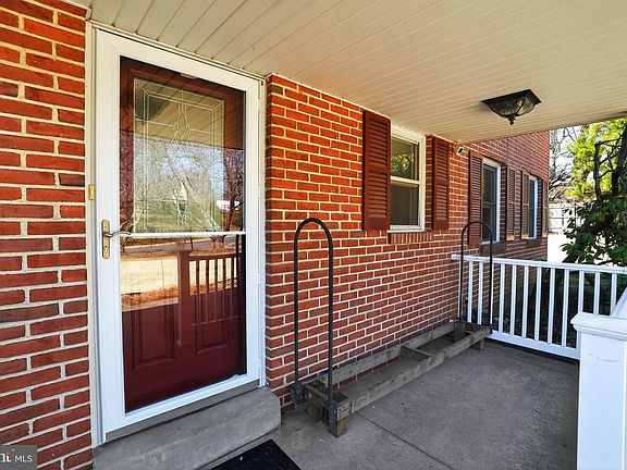 2nd image of 902 Surrey Dr