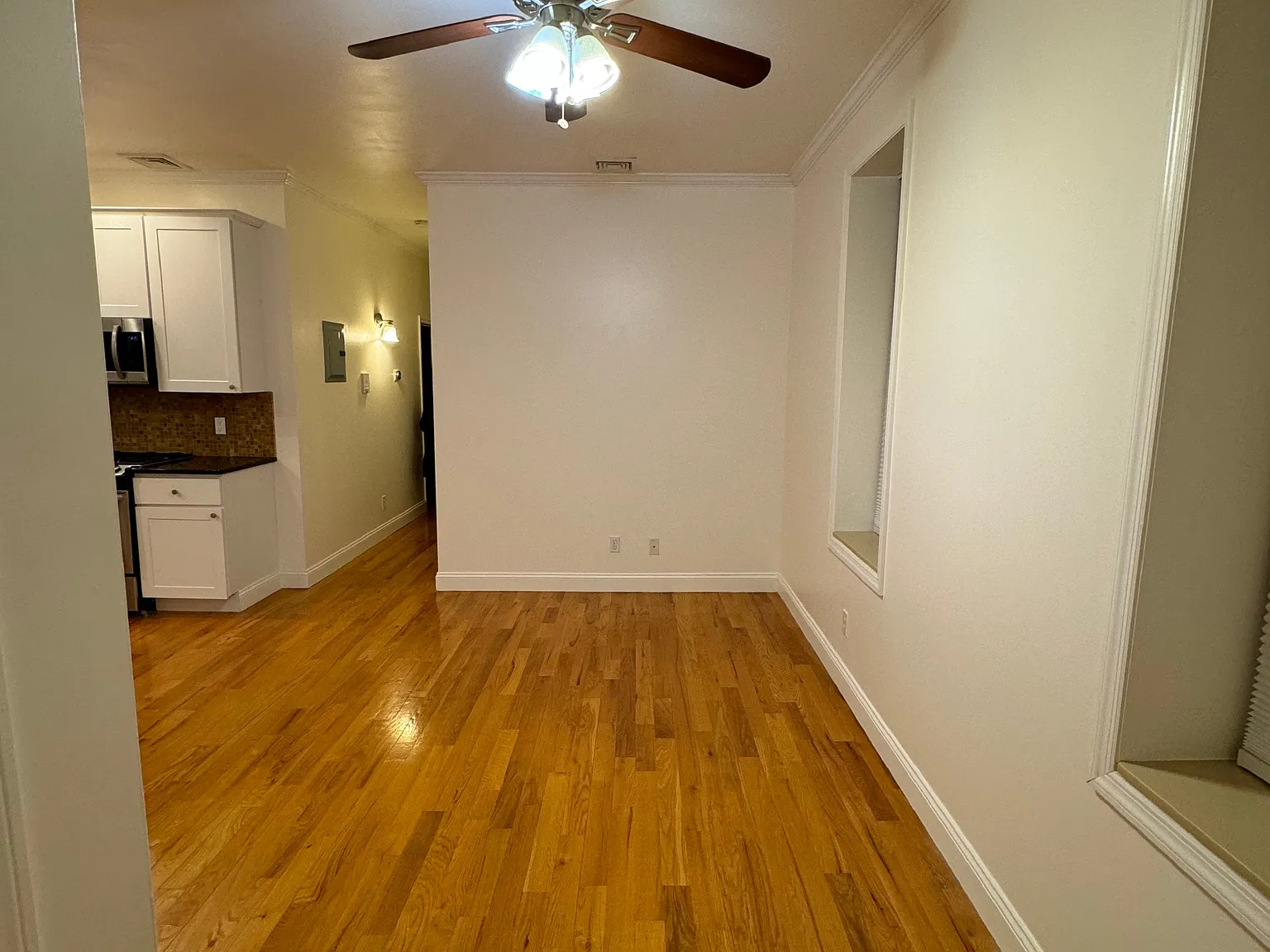 2 bed, 925 sqft, $3,200 — Photo 2