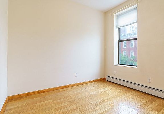 5th image of 48-13 Vernon Blvd #3F