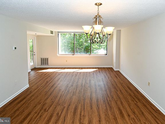 5th image of 10101 Grosvenor Pl APT 208