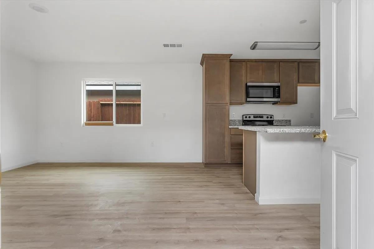 1415 Oregon St — Photo 1