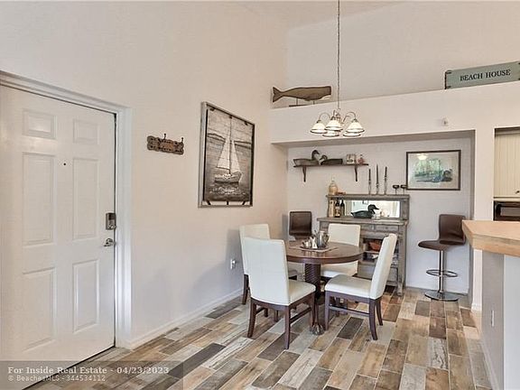 5th image of 322 Villa Cir