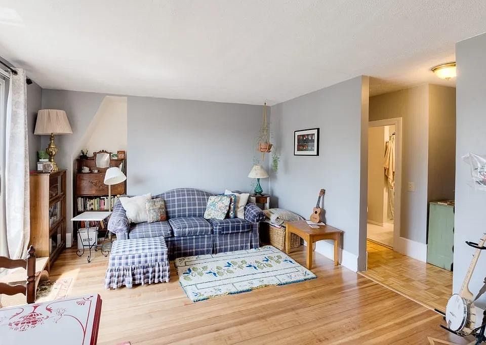 Spacious living room