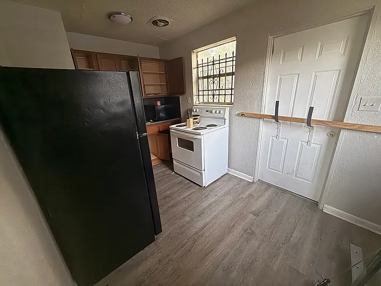 112 W 17th St #1 — Photo 14