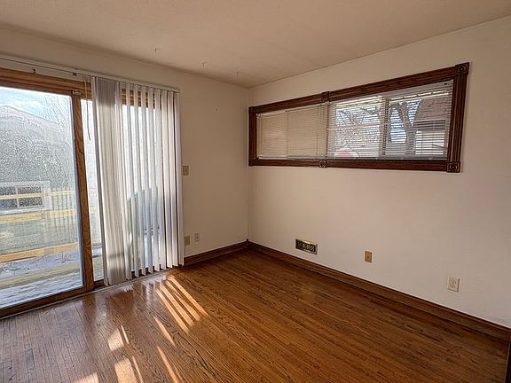5th image of 821 10th Ave NW