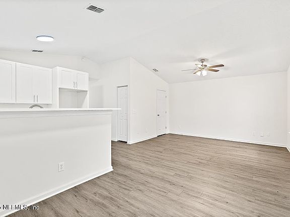 3rd image of 5567 PARIS Avenue