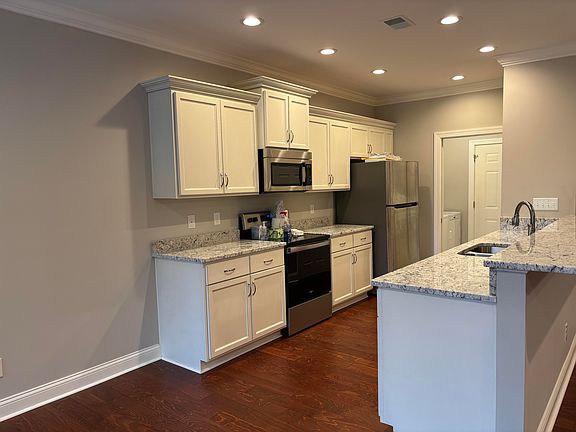 4th image of 1104 Leawood Dr