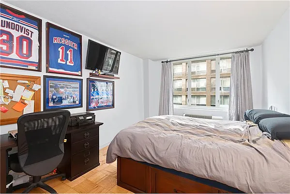 Sold by R New York | media 9