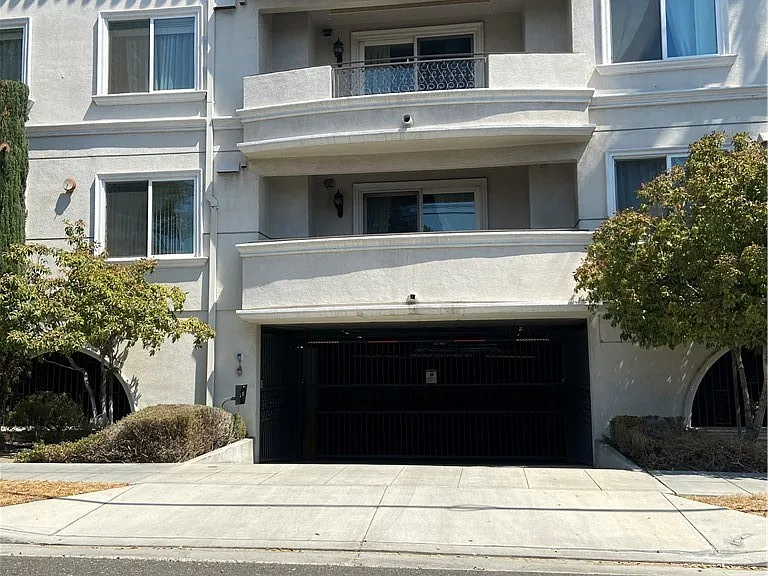 600 E Magnolia Blvd #202 — Photo 2