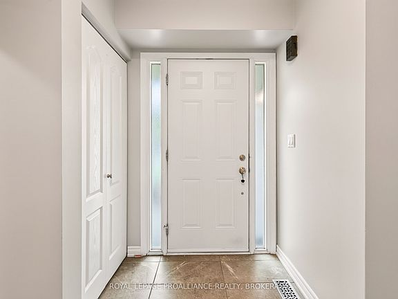 3rd image of 1093 Bauder Cres