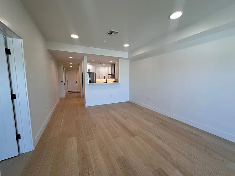 560 El Camino Real #302 — Photo 4
