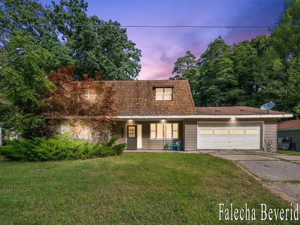 6989 Hiawatha Dr, Coloma, MI 49038