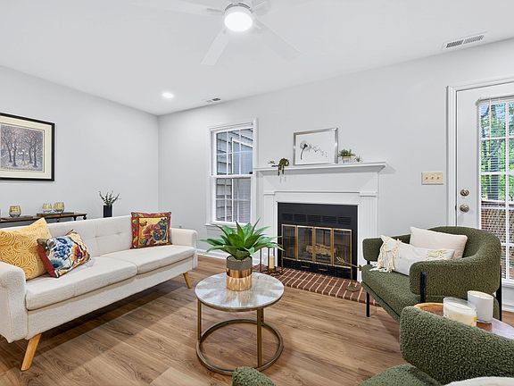 4th image of 136 Lake Hollow Cir