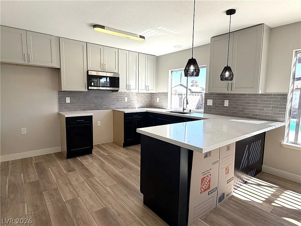 4 bed, 2.5 bath, 1975 sqft, $2,990 — Photo 4