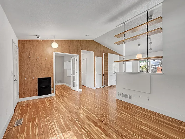 1560 Bain Dr — Photo 5