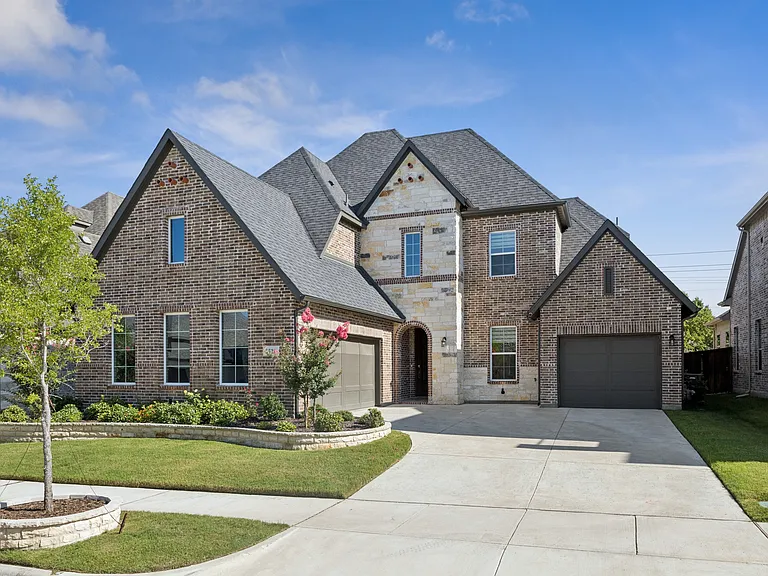 2521 Hampstead Ln — Photo 1