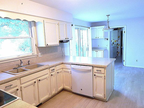 5th image of 485 Winthrop Ln