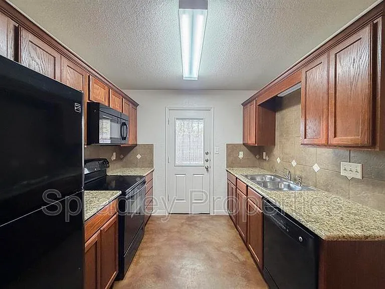 112B Andy Ln — Photo 4