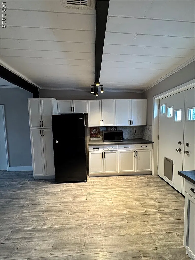 3 bed, 1.0 bath, 718 sqft, $1,900 — Photo 4