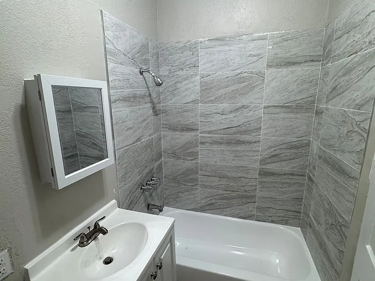 811 W 43rd St #1 — Photo 9