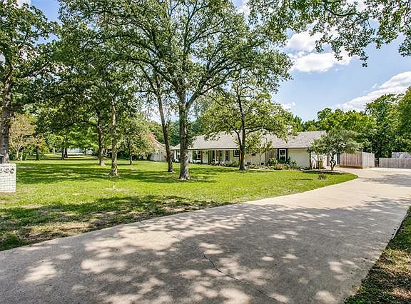 2nd image of 1108 Garden Ln