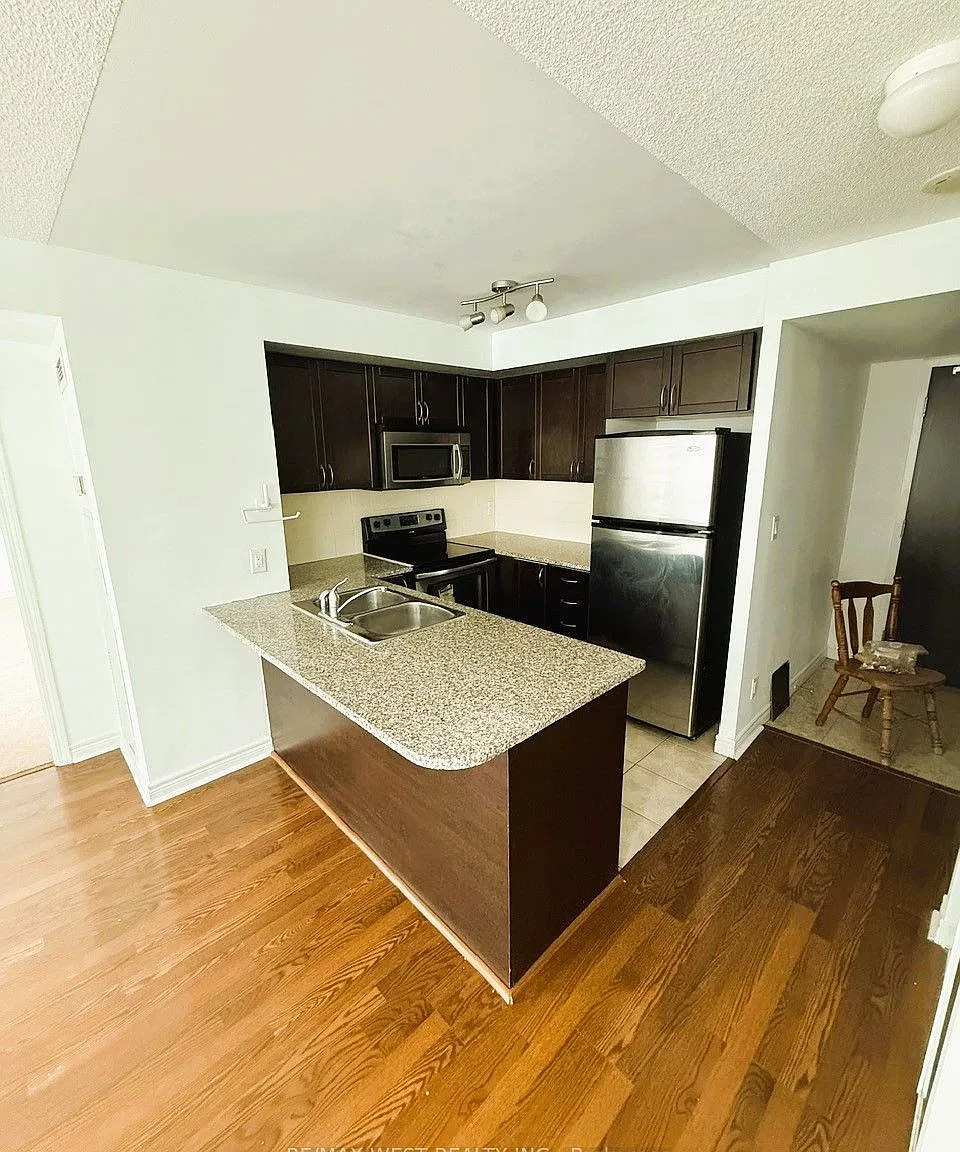208 Enfield Pl — Photo 2