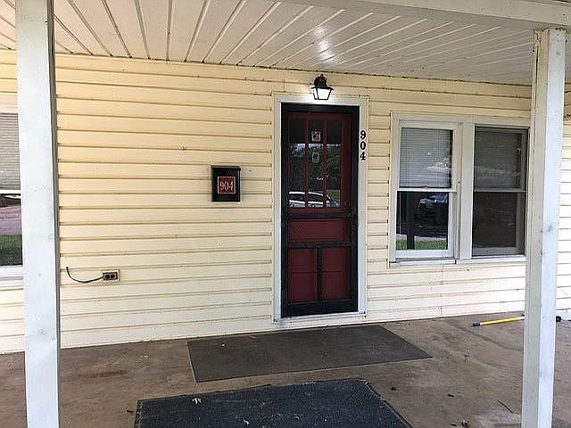 1st image of 904 Oak St