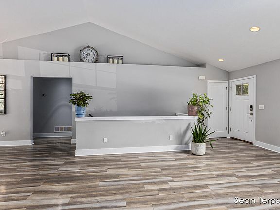 5th image of 2649 Plainfield Ave NE