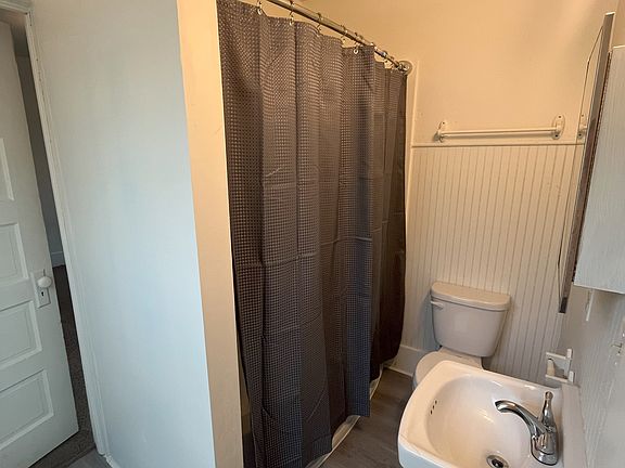 3rd image of 806 Marion St