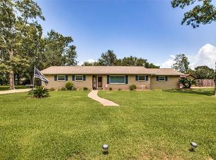 211 Light St, Anahuac, TX 77514