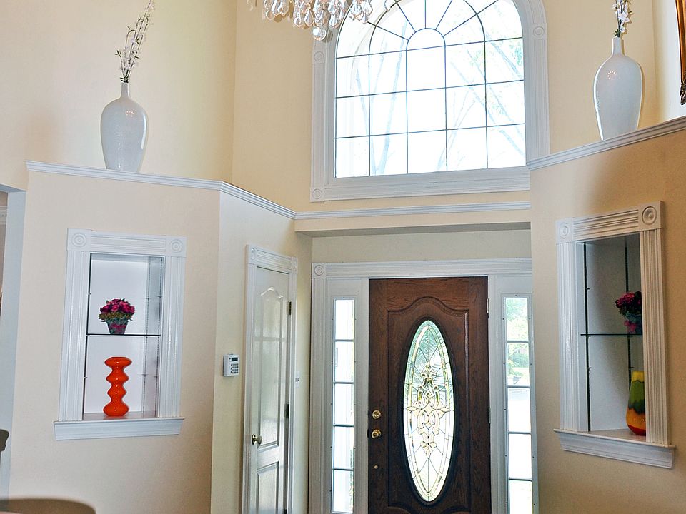 Soaring, 2-story foyer