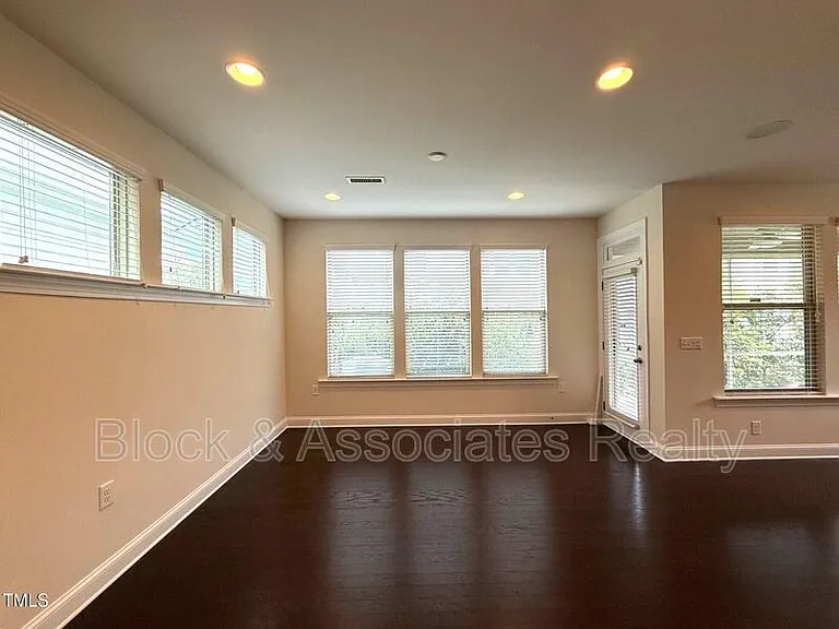 238 Begen St — Photo 10